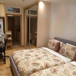 Luxury 1min Walk From Underground, With Free Parking Free Wifi Appartamento
