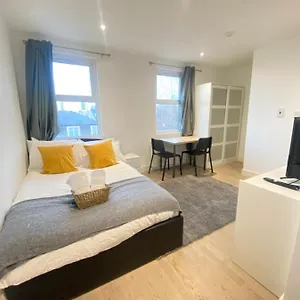 Pensión Cozy En-suite Near Stratford