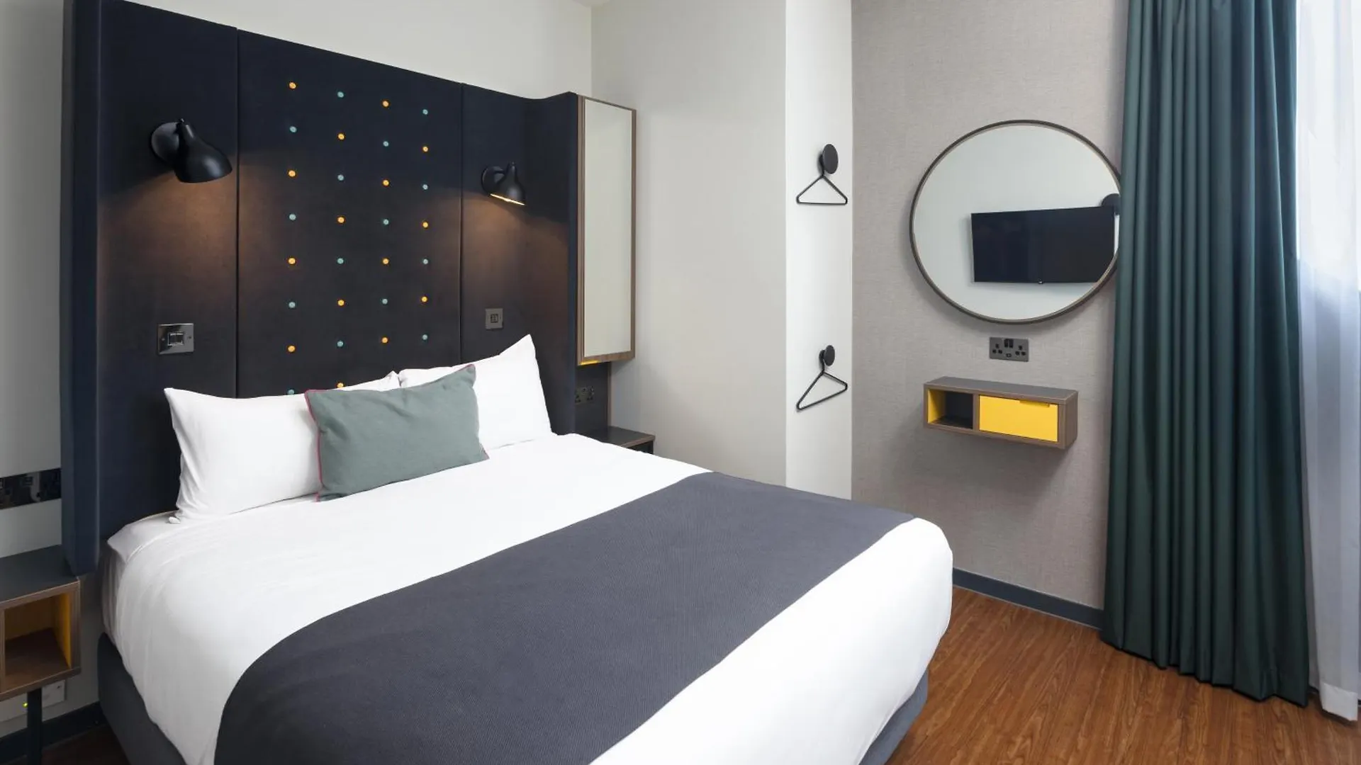 Point A Hotel London Canary Wharf 3*,